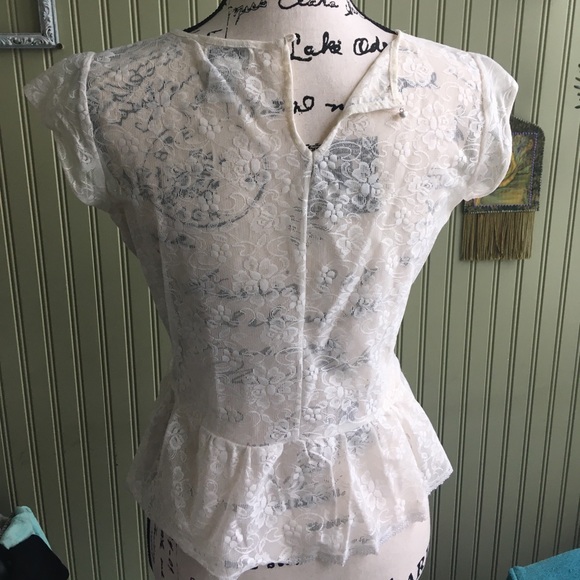 Adorable lace top - Picture 3 of 7